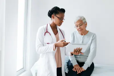 Un médecin discute des résultats avec un patient.