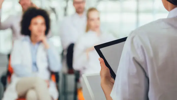 Un médecin donnant une conférence à d'autres professionnels de la santé