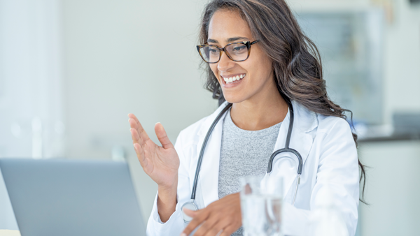 Jeune femme médecin faisant des consultations en ligne