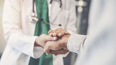 Un médecin serrant la main d'une personne