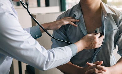 Un médecin examine un patient avec un stéthoscope