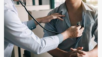 Un médecin examine un patient avec un stéthoscope