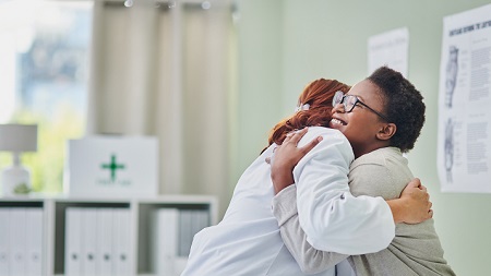 Un médecin embrasse son patient